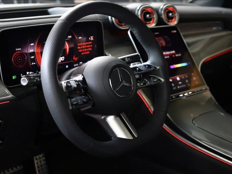 z7696874228759 b0cb03bd28b8a9c7328a3ece8562a00f So sánh Mercedes GLC300 và BMW X3 : Cuộc đối đầu SUV hạng sang đáng cân nhắc nhất.