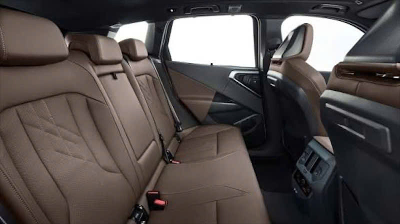 z7696874233847 d38cc8f5c1c942939ca027e8f402483b 1 So sánh Mercedes GLC300 và BMW X3 : Cuộc đối đầu SUV hạng sang đáng cân nhắc nhất.