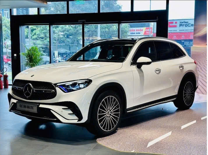 z7697137015496 207101c79d978f38fda97305ea00230f So sánh Mercedes GLC300 và BMW X3 : Cuộc đối đầu SUV hạng sang đáng cân nhắc nhất.