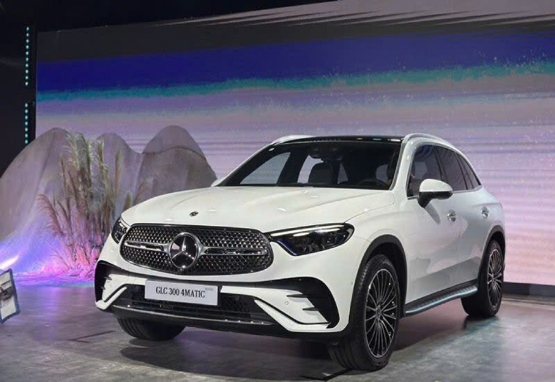 z7699736705699 182289efa7010e5319c1978c0c94397b Mercedes GLC 300 – Chuẩn mực SUV hạng sang thời đại mới