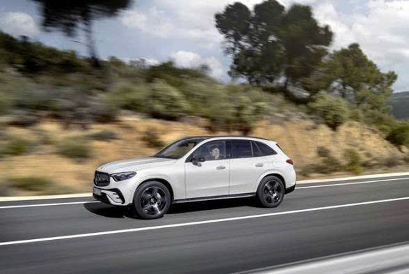 z7699736705899 8d48a3aae342af3d6c80e992eb9e296d Mercedes GLC 300 – Chuẩn mực SUV hạng sang thời đại mới