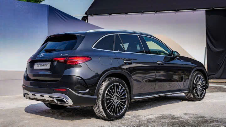 z7699744744934 685acd5c775dc7036b3ddb432afbdb99 Mercedes GLC 300 – Chuẩn mực SUV hạng sang thời đại mới