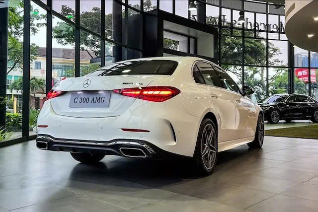 z7703151544615 8ea81a3be09e59d8491ef2ef020ad125 Mercedes C300 AMG – Sedan hạng sang đậm chất thể thao