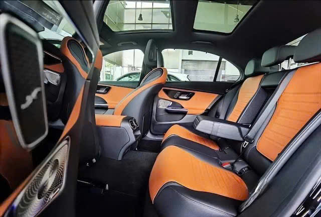 Mercedes C300 AMG – Sedan hạng sang đậm chất thể thao 33 Mercedes C300 AMG – Sedan hạng sang đậm chất thể thao z7703151568316 a374fdc50f822cb19a4627e394ce0d96 Mercedes C300 AMG – Sedan hạng sang đậm chất thể thao
